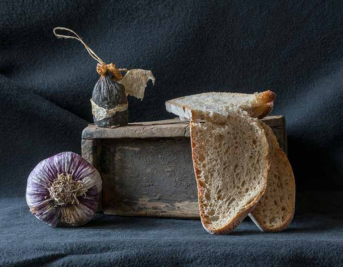 Knoblauch, Dinkelbrot, Rindersalami