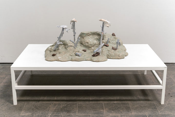 Entropic Island, 2019/2026 Keramik, Celadonglasur, Grubenton, Alugusskanäle, Stahltisch pulverbeschichtet 80 x 145,6 x 90 cm (H x B x T).  (Skulptur: 40 x 92 x 52 cm, Tisch: 40 x 145,6 x 90)  Photo Markus Karstieß, © VG Bild-Kunst, Bonn 2026