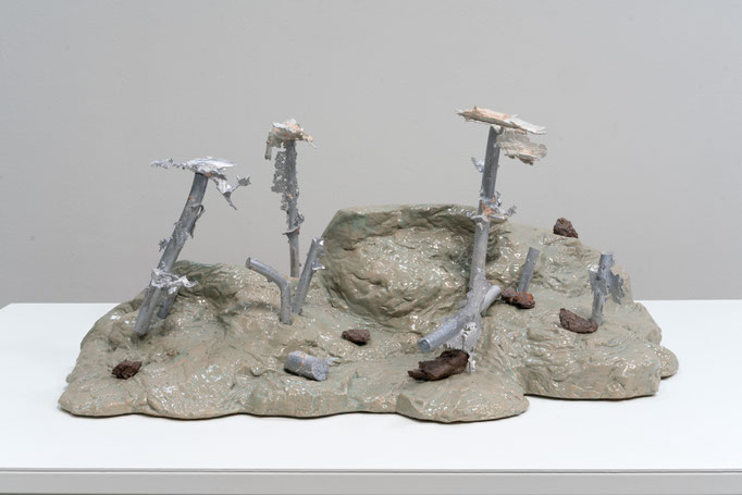 Entropic Island, 2019/2026 Keramik, Celadonglasur, Grubenton, Alugusskanäle, Stahltisch pulverbeschichtet 80 x 145,6 x 90 cm (H x B x T).  (Skulptur: 40 x 92 x 52 cm, Tisch: 40 x 145,6 x 90)  Photo Markus Karstieß, © VG Bild-Kunst, Bonn 2026