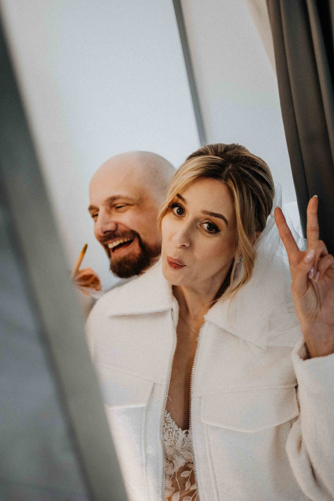 ein hochzeitsfotograf in münchen mit einem brautpaar in der ubahn