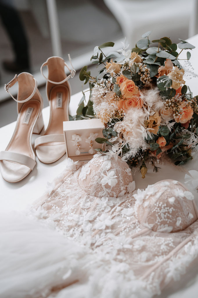 Hochzeits Deko, Hochzeitsfloristik, Blumenschmuck für Hochzeiten - Gärtnerei Krämer - https://gärtnerei-krämer.de/ - Brautschuhe, Brautkleid