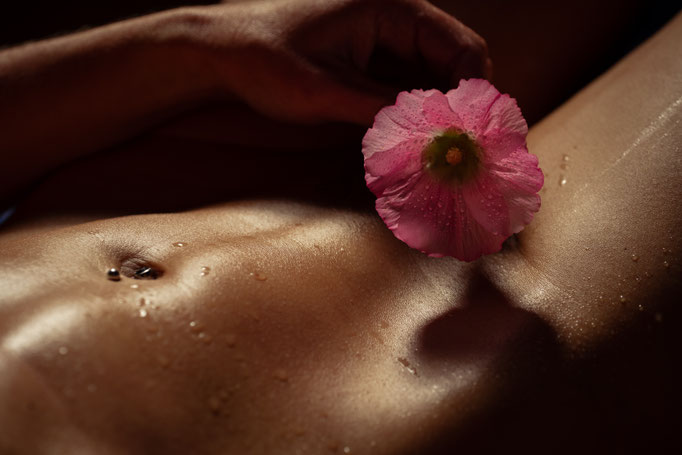 Ästhetisches Detailfoto im warmen Licht – Nude Art mit floraler Stimmung