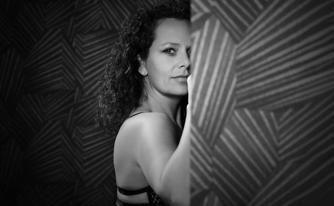 Schwarzweiß-Boudoir-Portrait im Studio, ästhetisch
