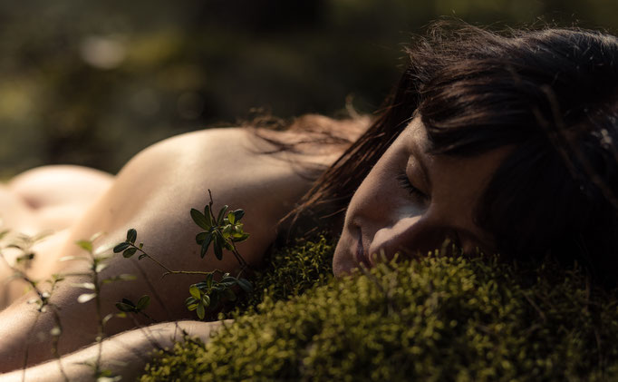 Outdoor Nude Art im natürlichen Licht, künstlerisch inszeniert