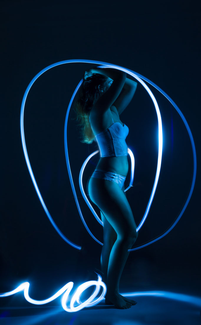 Blaue light painting Fotografie beim Dessous Shooting im Fotostudio in Erlangen