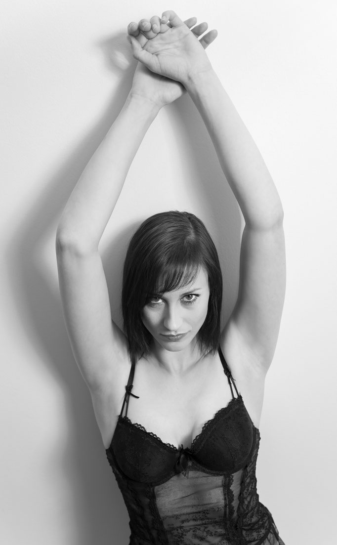 Selbstbewusstes Dessous-Portrait in Schwarzweiß, Studioaufnahme