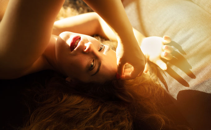 Sinnliches Boudoir-Portrait in warmem Licht