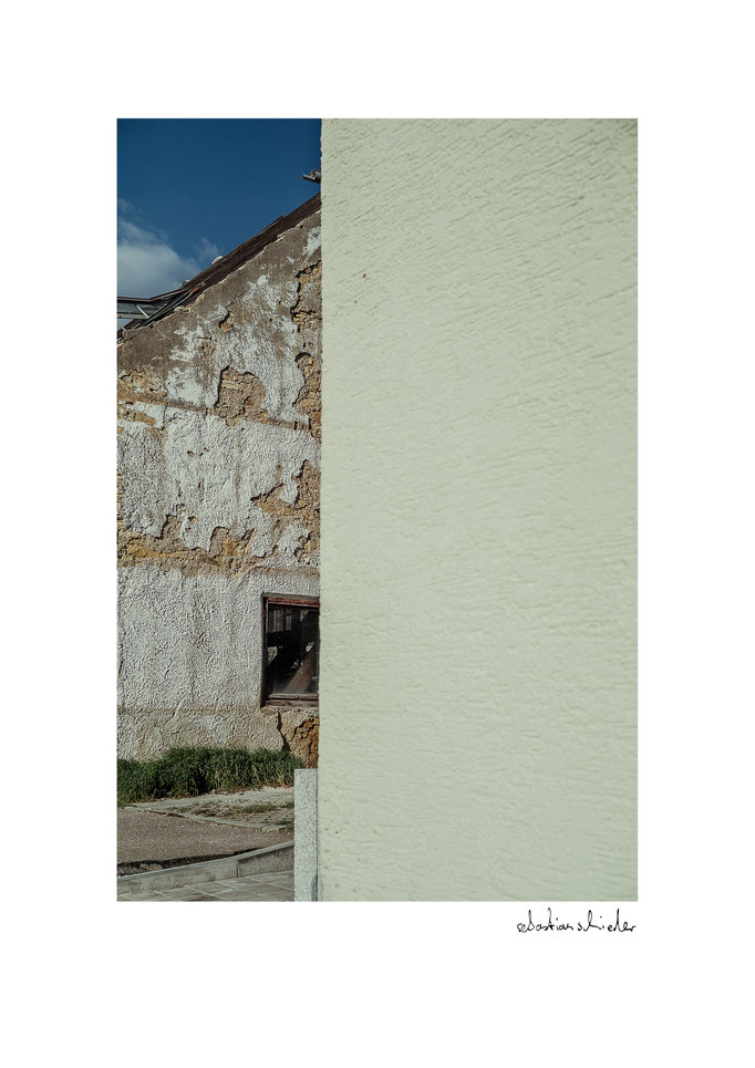 Blass Grüne Häuserfront. Künstlerisches Foto von Sebastian Schieder, Fotograf Regensburg.