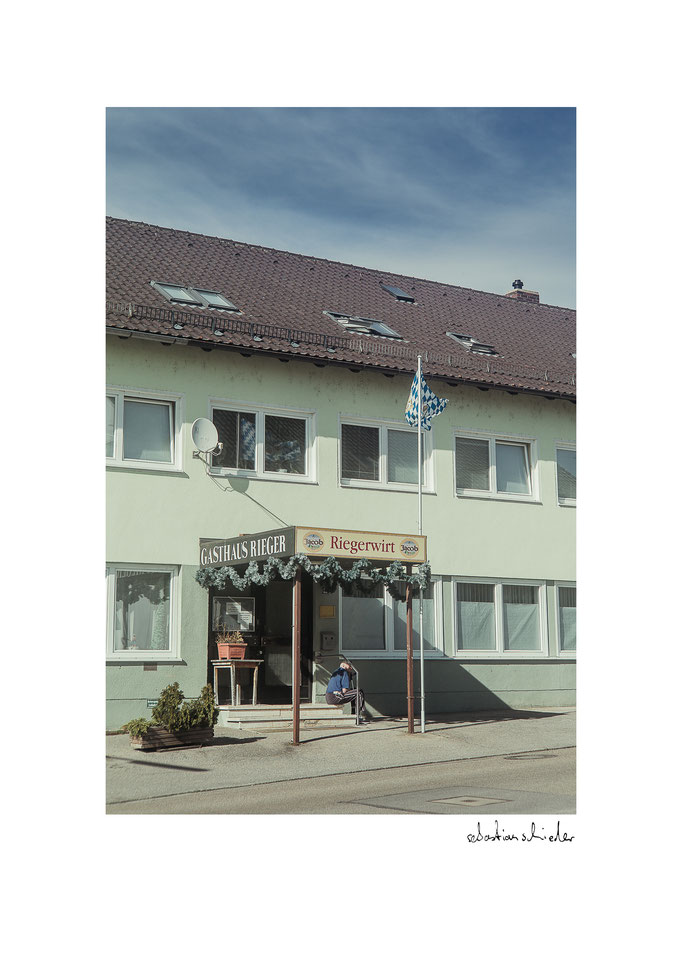 Blass Grüne Häuserfront eines Gasthauses. Künstlerisches Foto von Sebastian Schieder, Fotograf Regensburg.