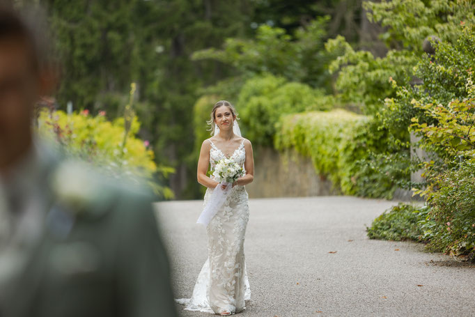 Braut und Bräutigam beim First Look an ihrer Hochzeit