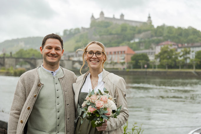 Braut und Bräutigam im Regen am Main in Würzburg