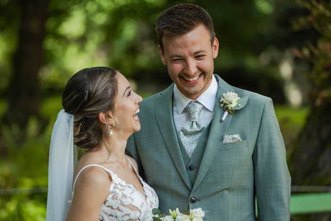 Glückliches Brautpaar beim Hochzeitstag
