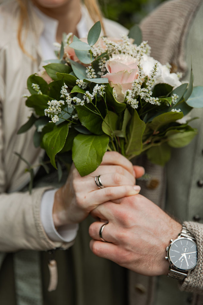Hochzeitsringe und Hochzeitsstrauß