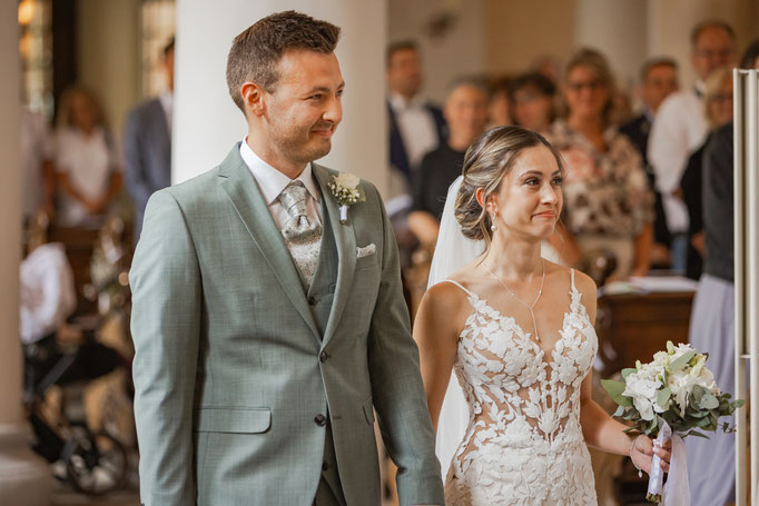 Brautpaar bei der kirchlichen Trauung im Kloster Oberzell