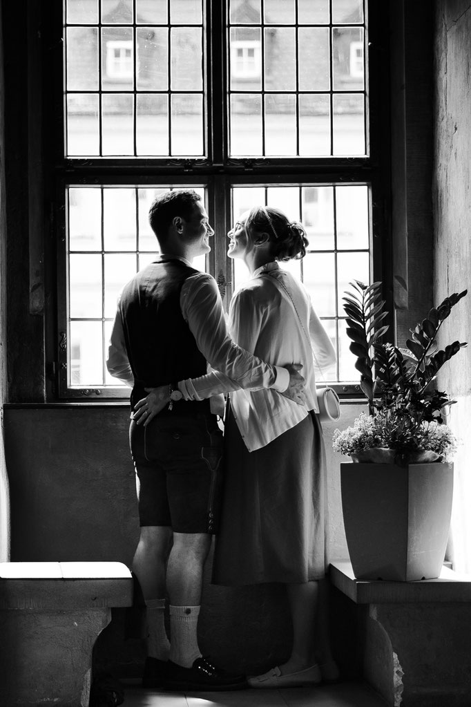 Brautpaar nach der Trauung am Fenster