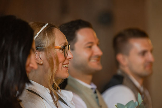 Braut und Bräutigam bei der standesamtlichen Trauung