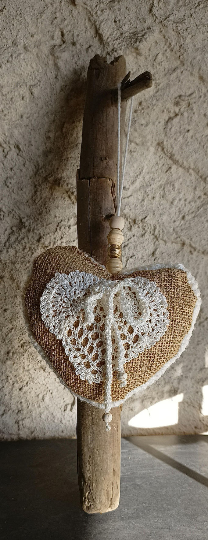 Coeur en toile de jute et fil de coton blanc