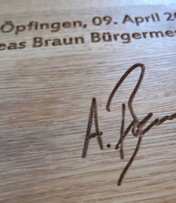 Rathaus Öfingen Geschenk für Karl Lüddecke / kreativ-fraesen