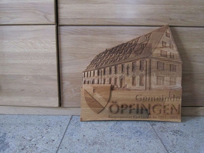 Rathaus Öfingen Geschenk für Karl Lüddecke / kreativ-fraesen