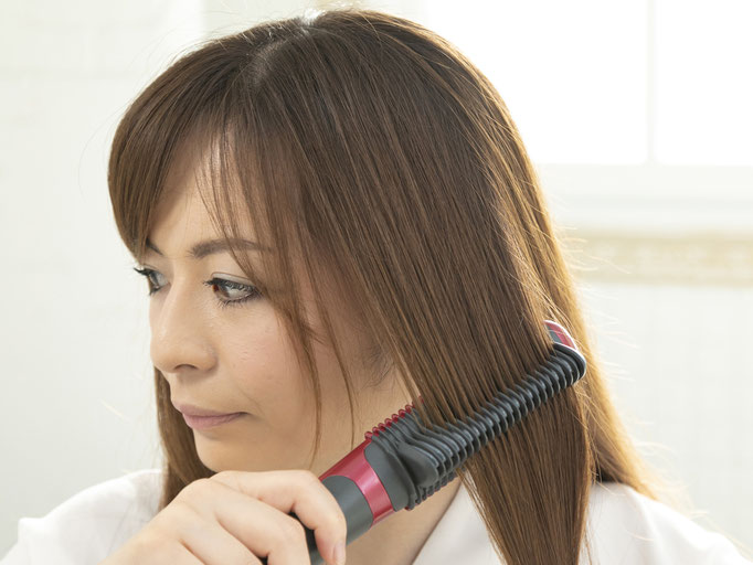 髪の毛をとかすだけで、あっという間にサラサラなストレートヘアに！