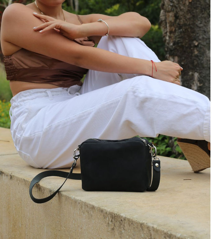 bolso de cuero color miel bandolera de tamaño pequeño, con cierre hecho a mano, costurado a mano de diseño mexicano de composición 100% mexicana, artesanía mexicana elaborada por Condessa Leather MR