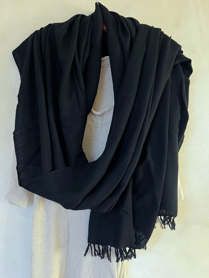 8. Schwarz 100 % feinste Wolle, 107 cm x 135 cm, 180,00 €