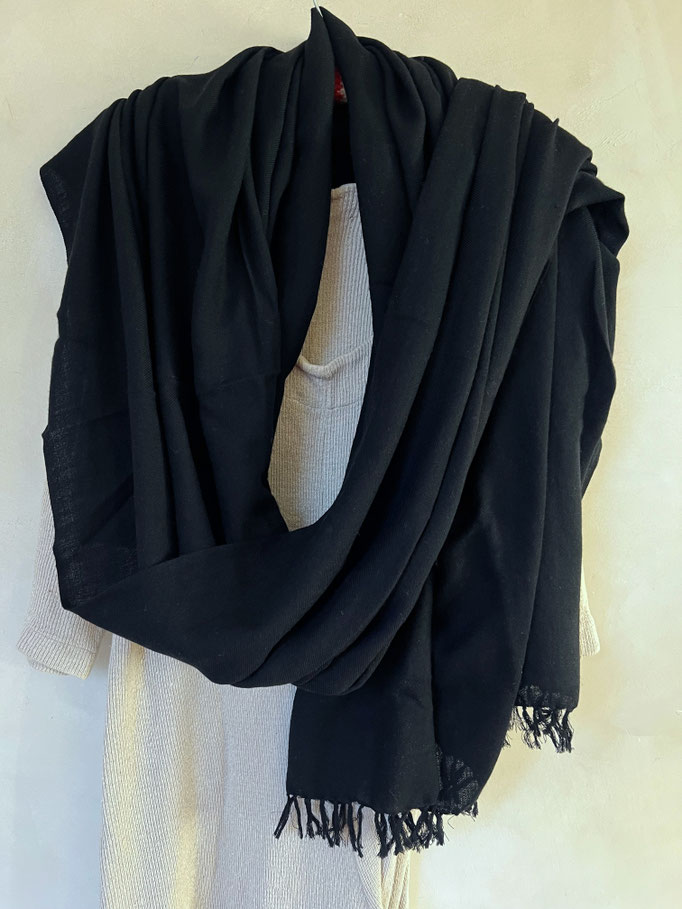Schwarz, 100 % kuschelig weiche Wolle mit Fransen 107 cm x 135 cm, 148,00 €