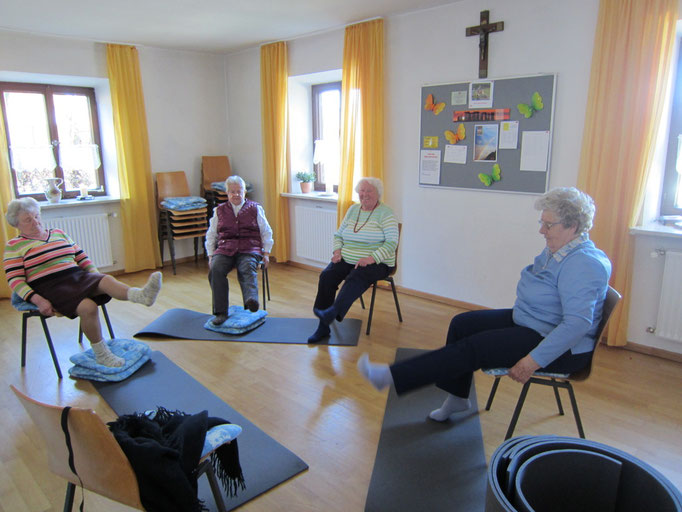 Yoga Seniorengruppe im Pfarrhof Aufham