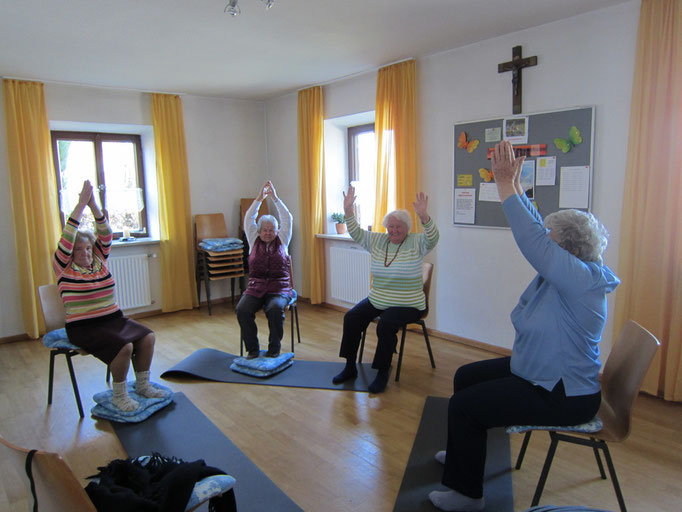 Yoga Seniorengruppe im Pfarrhof Aufham
