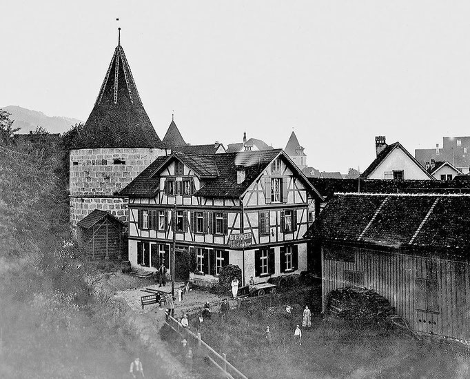 Die Brennerei von Caspar Keiser beim Knopfliturm, rechts das "Kirsch-Depot" erbaut 1884.