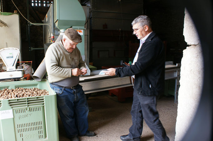 Alois beim Oelkauf vor der Sortiermaschine