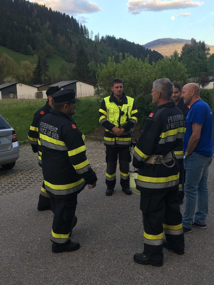 Abschlussbesprechung mit dem Einsatzleiter und dem Brandschutzbeauftragten des Pflegeheims