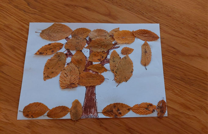 Herbstbaum basteln mit gepressten Blättern