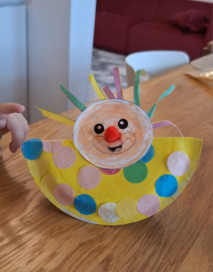 Gebastelter Schaukelclown aus Pappteller zur Fasnacht