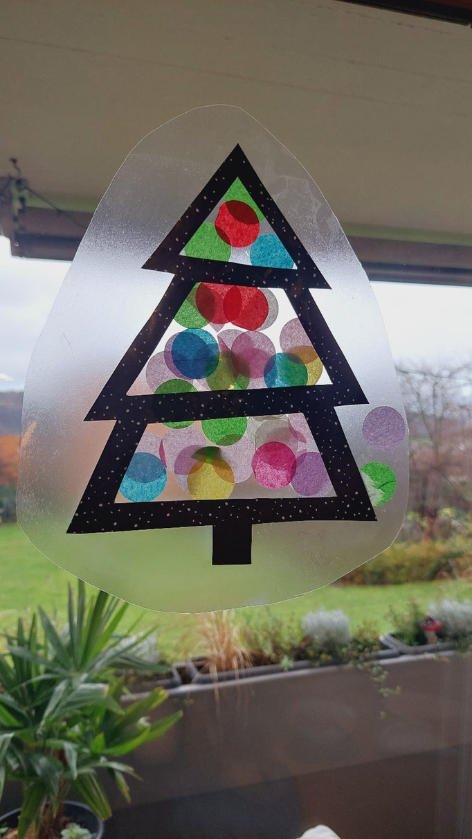 Weihnachtsfensterbild mit Klarsichtfolie und Seidenpapier geklebt