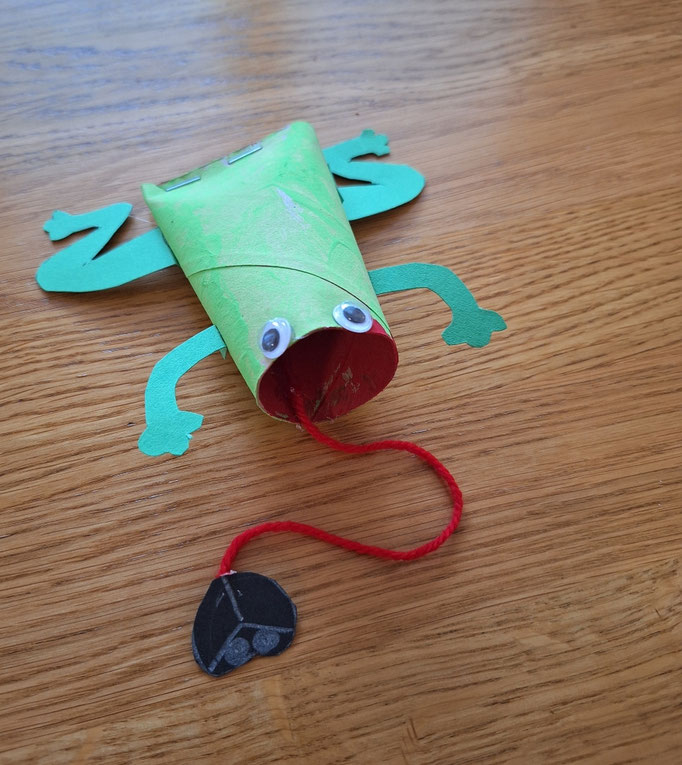 Gebastelter Frosch aus WC Rolle als Spiel
