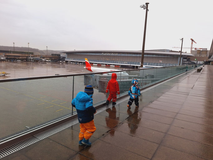 Ausflug an den Flughafen Zürich, spannend die Flieger starten und landen zu sehen !