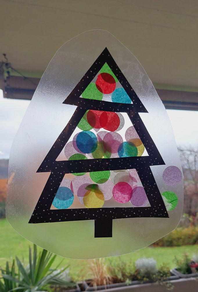 Weihnachtsbaum-Fensterbild aus transparenter Klebefolie und Seidenpapier gebastelt