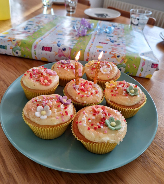 Dekorierte Muffins mit Kerzen zum Geburtstag