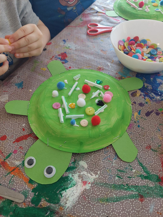 Herzige Schildkrötli :) (Erstes schneiden mit der Schere der Trinkhalme)