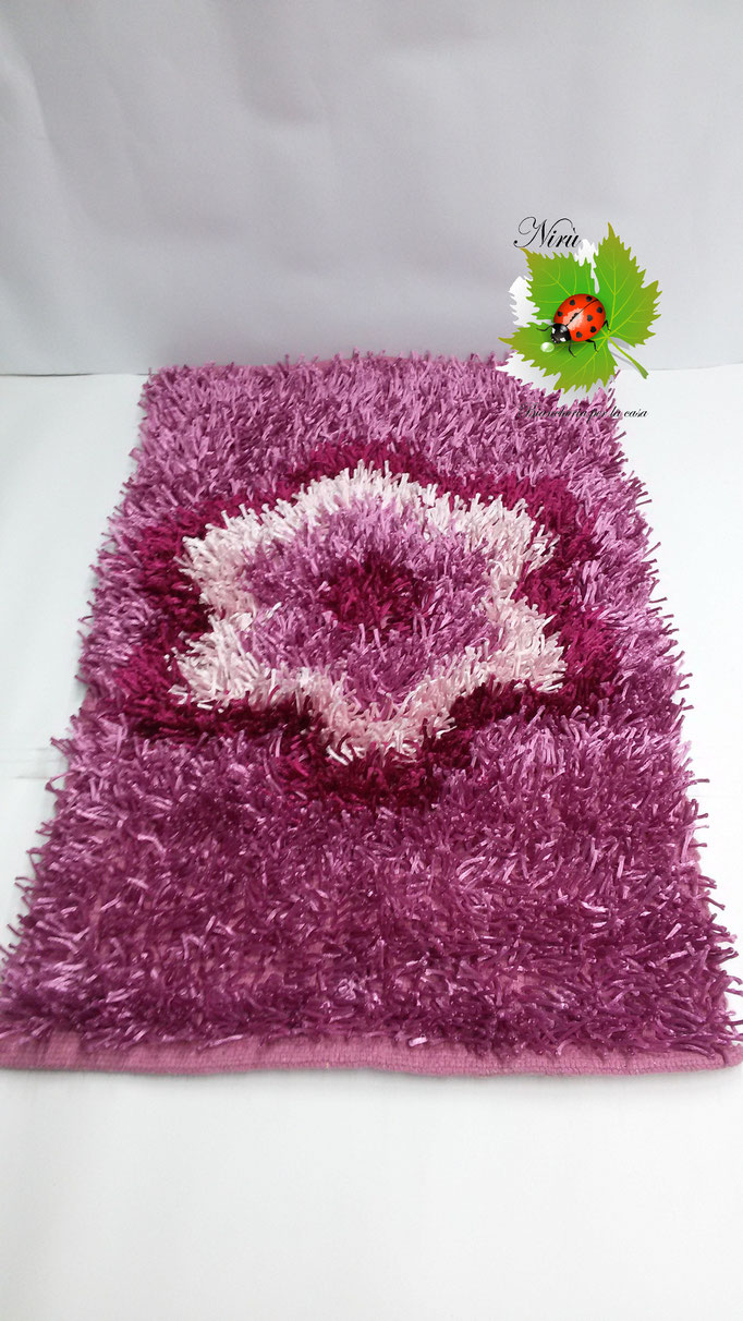 Tappeto Shaggy rettangolare con Fiore centrale 50x80 cm. Col.Fucsia. Art.A720