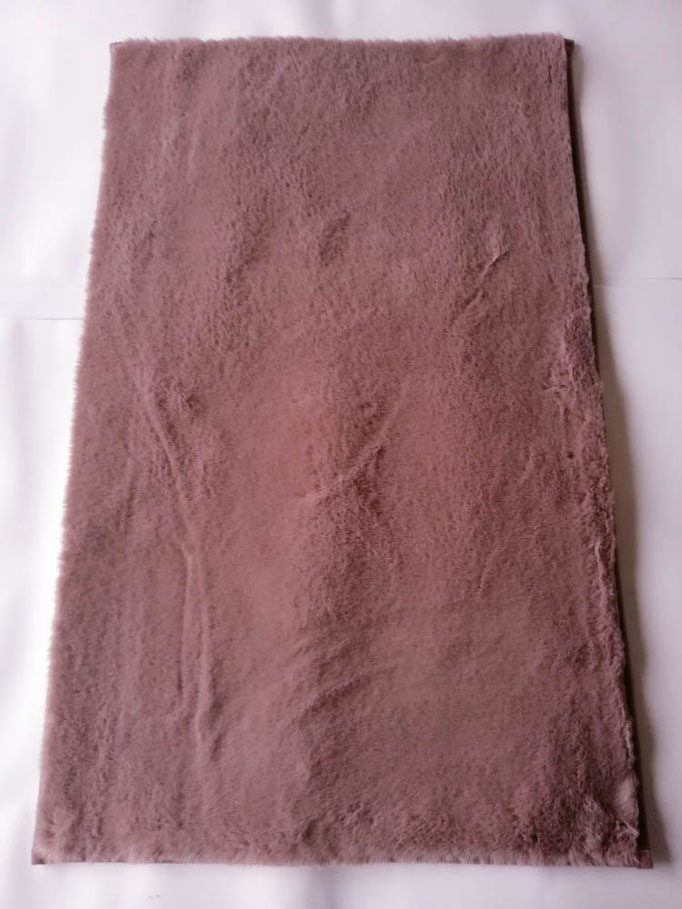 Tappeto rettangolare 50x80 cm peloso in pelliccia in tinta unita. Col.Vinaccia. B785