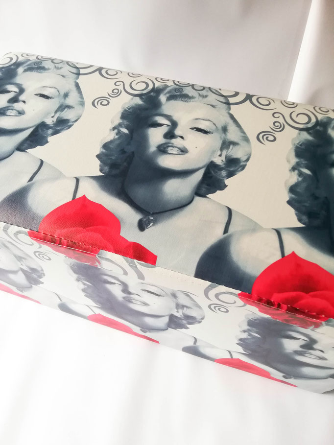 Pouf cassapanca contenitore ripiegabile portaoggetti stampa digitale 3D in ecopelle. Dis.Marilyn Monroe. A969