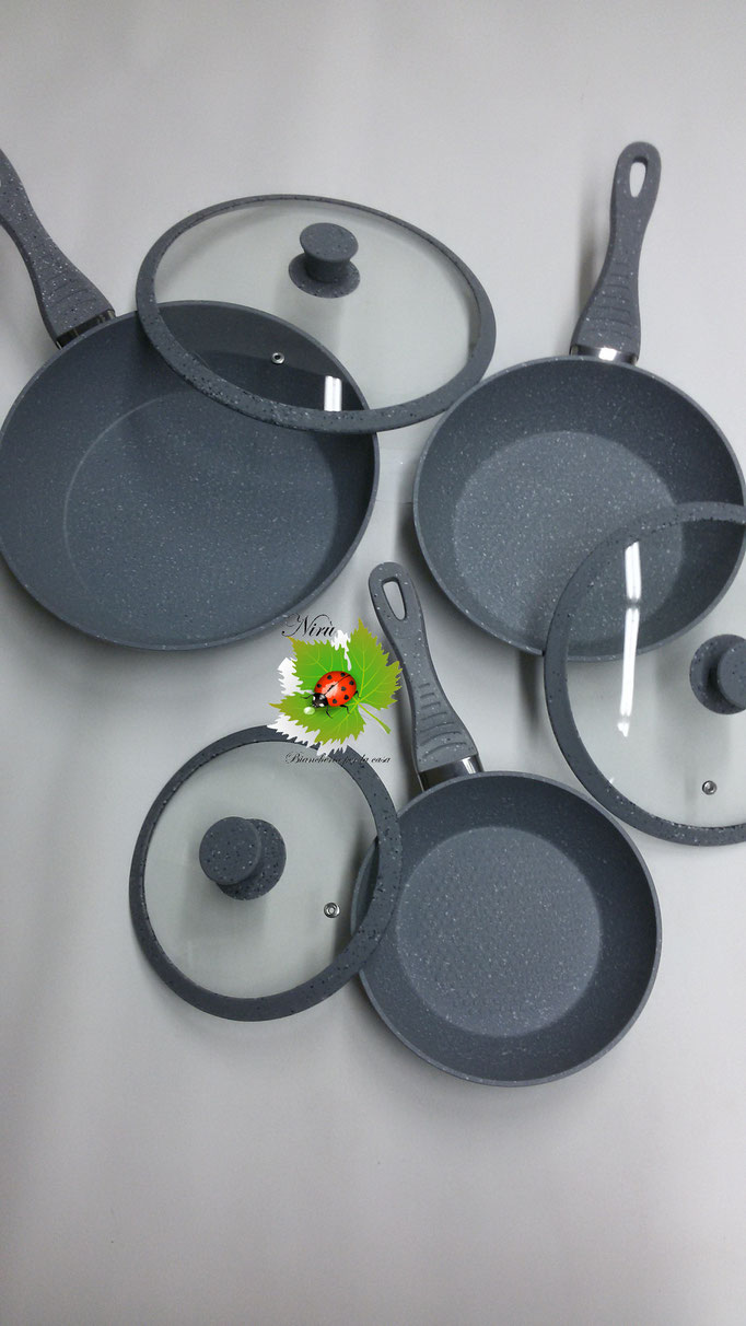 Set padelle antiaderente con pietra lavica e con coperchio: 20 cm, 24 cm, 28 cm. Col.Grigio. Art.A816