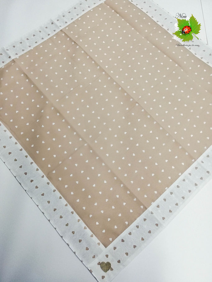 Centrotavola con cuori in cotone 90x90 cm. Col.Beige. B452