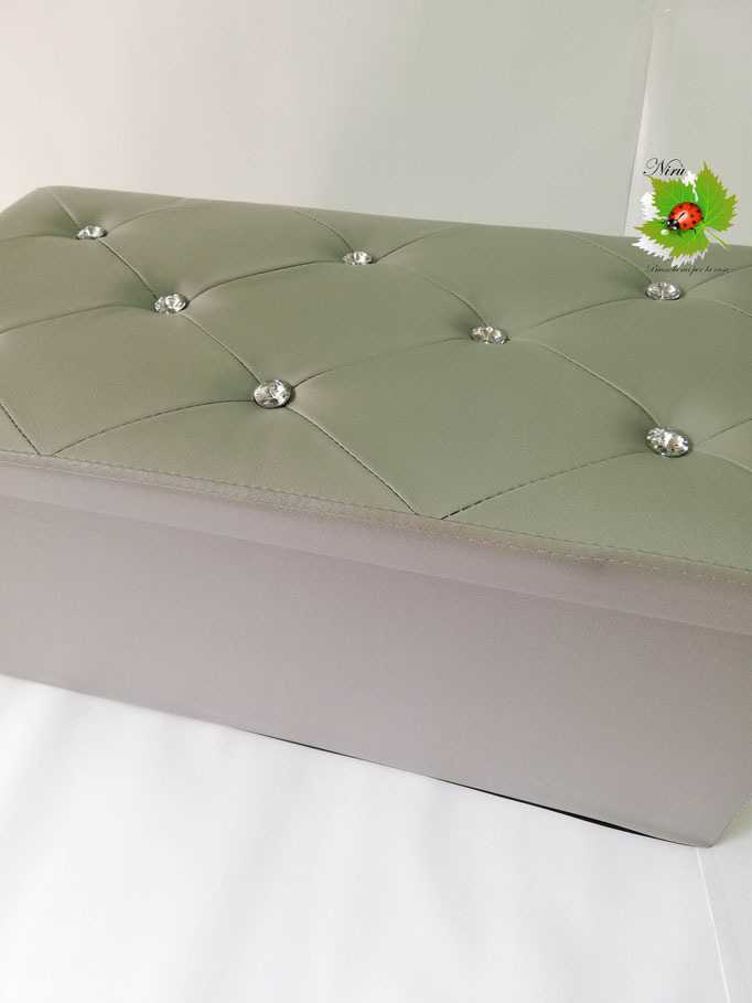 Pouf cassa panca contenitore ripiegabile portaoggetti in ecopelle con swaroschi. Col.Grigio. B488