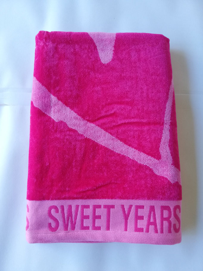 Telo mare Sweet Years con cuore grande in spugna di cotone. Col.Fucsia. B470