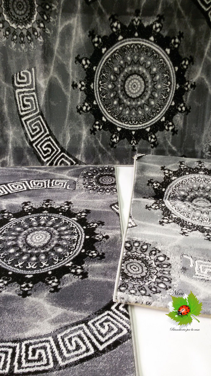 Set parure tappeto + scendiletto 3 pezzi rettangolare Lurex con disegno piazzato centrale. A929