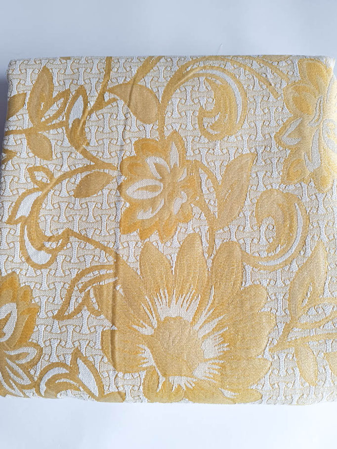 Scampolo di tessuto damascato in gobelin fantasia con fiore in jacquard 280x280 cm. Col.Oro. A732