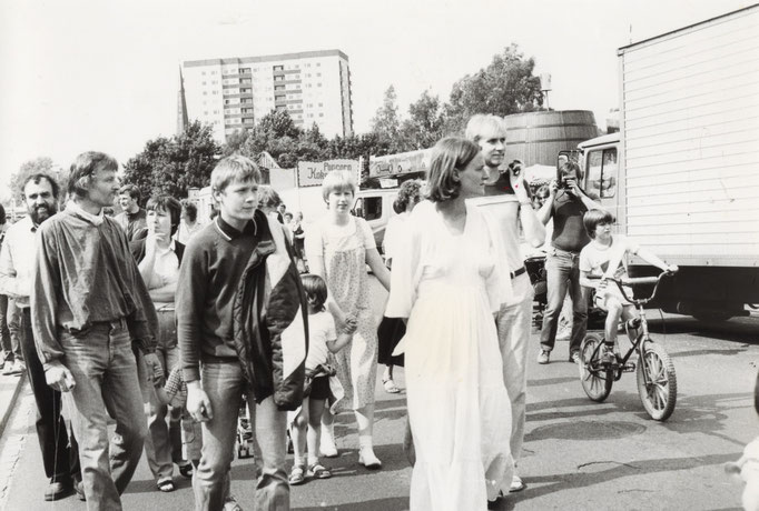 Cordula Schultz mit der Friedensgruppe in Bewegung. Wo? In Trappenkamp. Wann? 1983.